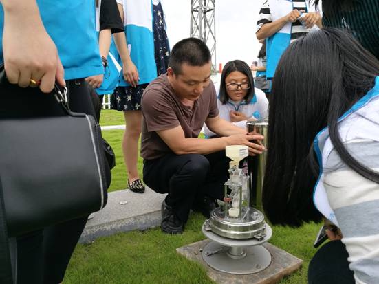 气候站工作人员在介绍气象观测设备