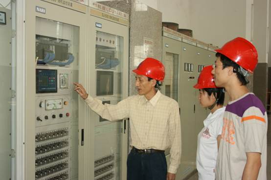 说明: E:\360云盘\电力系\教科研\2020\首届全国教材建设奖\许建安现场教学1.JPG