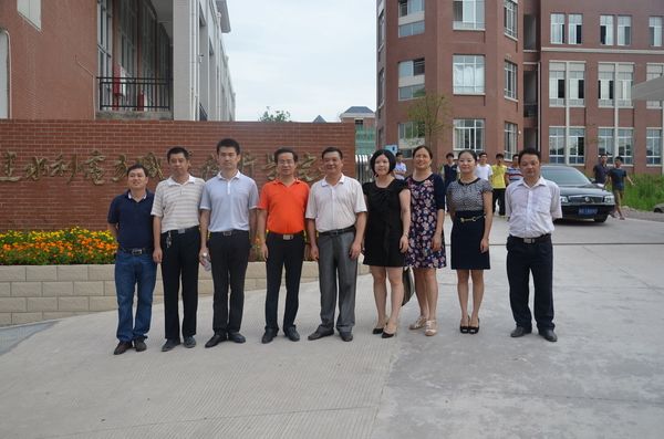 http://www.fjsdxy.com/upload/old/AttachImage/2014623112316_参观新校区合影.jpg
